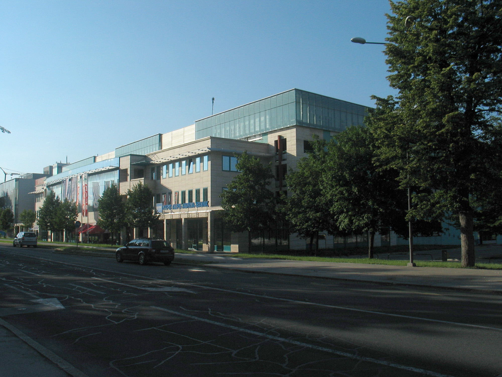 Garage and business facility Glazija in Celje
